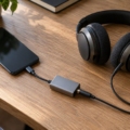 DAC portátil conectado entre un teléfono y unos auriculares